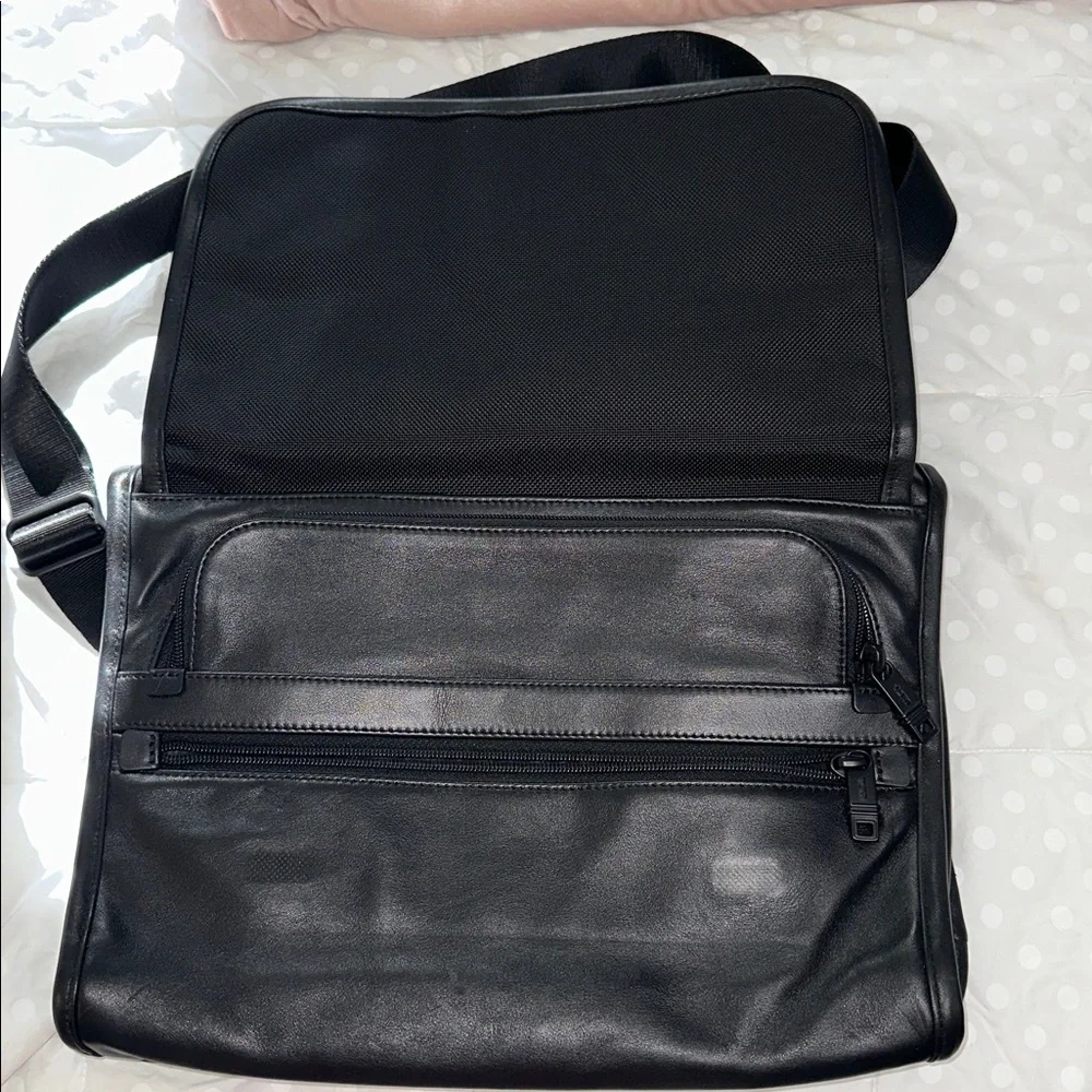 Unisex Tumi Napa Leather Crossbody Bag 92112ch new